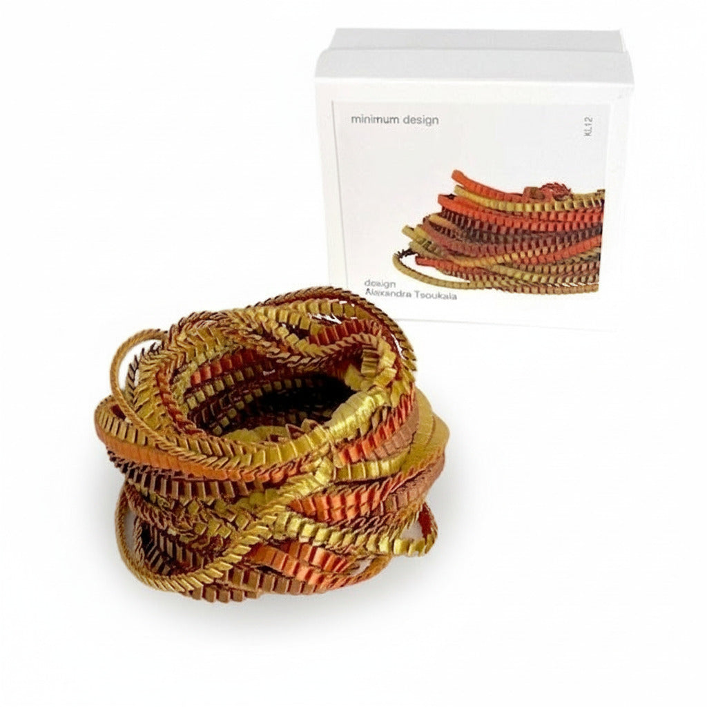 long collier en tissus de satin plissé, aux couleurs marrons, doré, cuivré. Présenté dans sa boîte en carton blanc.