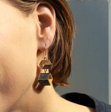 Boucle d’oreille Zénon en argent et vermeil, design escalier graphique. Détail du volume. Bijou porté.