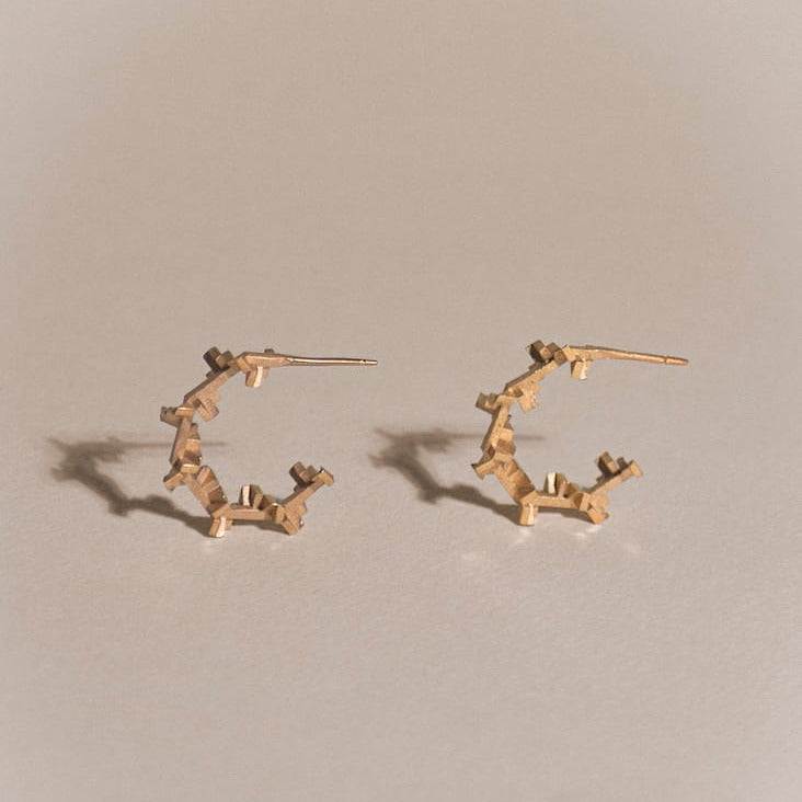 Boucles d’oreilles design minimaliste formant un octogone en vermeil.