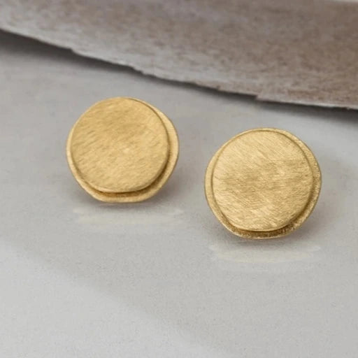 Clous d'oreilles forme galet en argent doré et brossé,diamètre 1cm.
