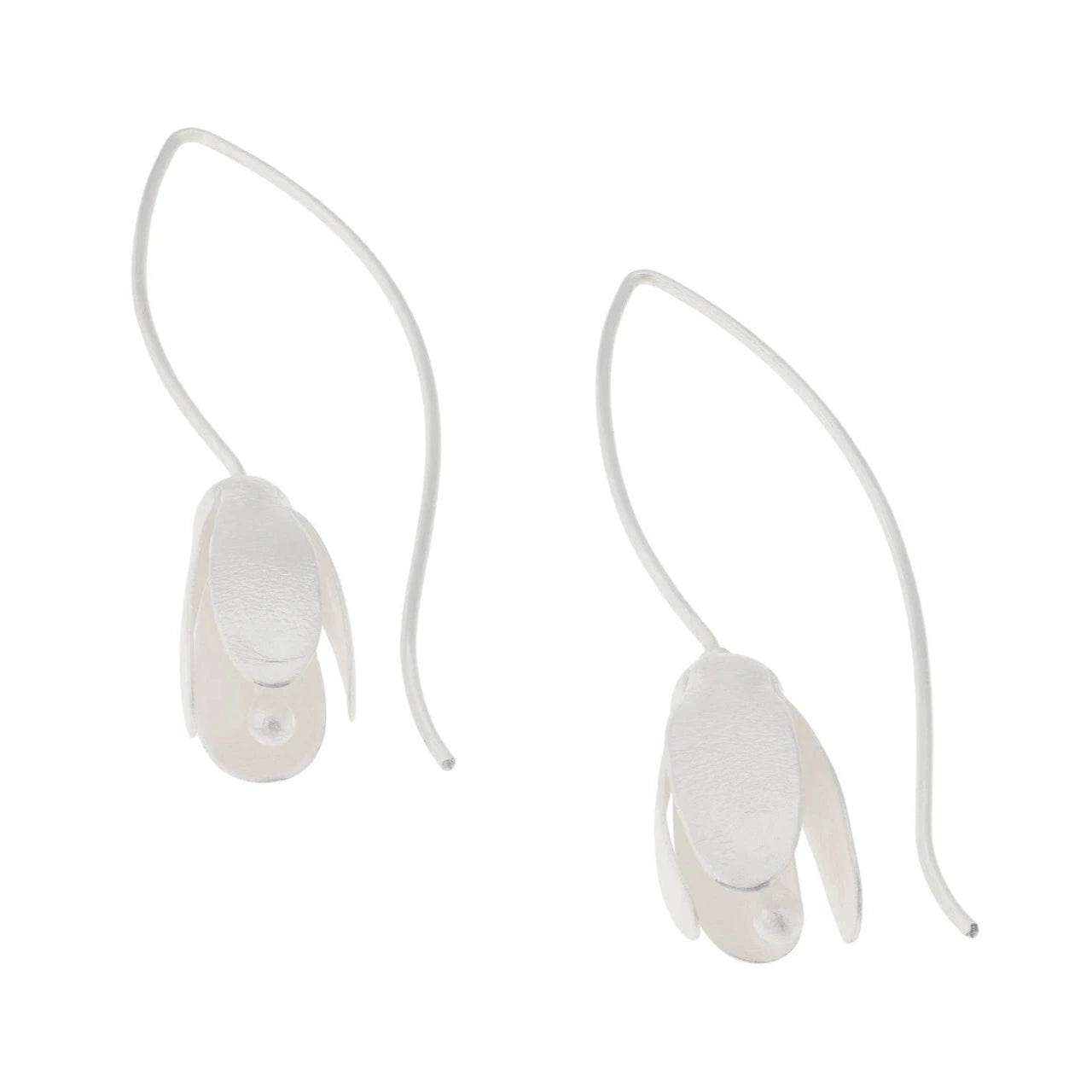 Boucles pendantes en argent satinée représentant un perce-neige. Une fleur en forme de clochette en est suspendue sur un long fermoir crochet.