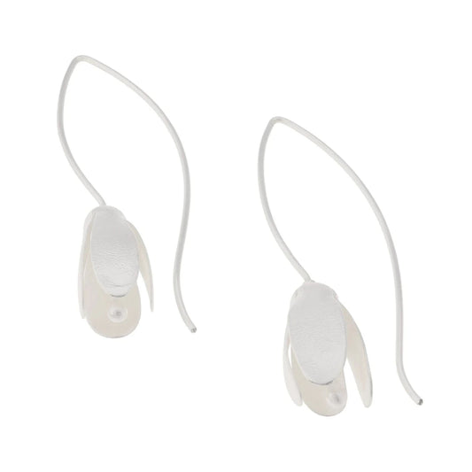 Boucles pendantes en argent satinée représentant un perce-neige. Une fleur en forme de clochette en est suspendue sur un long fermoir crochet.