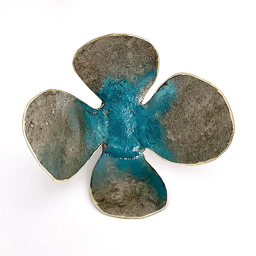 Bague réglable en forme de Fleur XL à 4 pétales en bronze et pigments acrylique gris et bleu, peinte à la main.