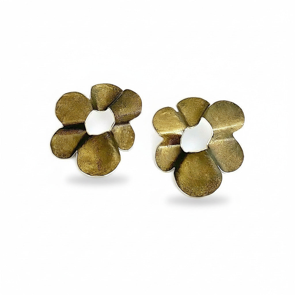 Grandes boucles d'oreilles représentante une grande fleur stylisée en bronze laminé peintes avec des piments acrylique mordoré. Des boucles contemporains confortables à porter malgré leur taille.