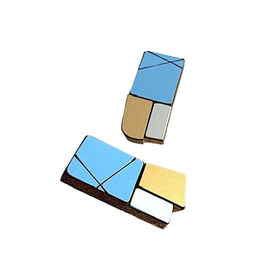 Boucles d’oreilles géométriques de forme rectangulaire en bois et formica bleu clair, gris, et doré métallisé texturé. Une création artisanal de l'artiste belge Karen Vanmol.