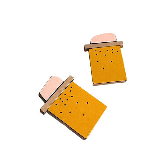 Bijou contemporain, boucles d'oreilles minimaliste rectangulaire en bois et Formica rose, doré et jaune d'or. Fait main par Karen Vanmol.
