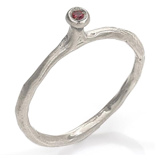 Anneau fin argent et petit Grenat rouge.