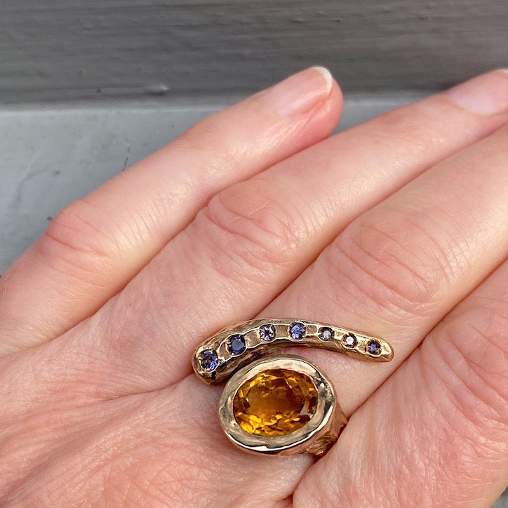 Bague sculpturale en bronze sertie d'une grande citrine ovale et de 7 iolites sur le côté.