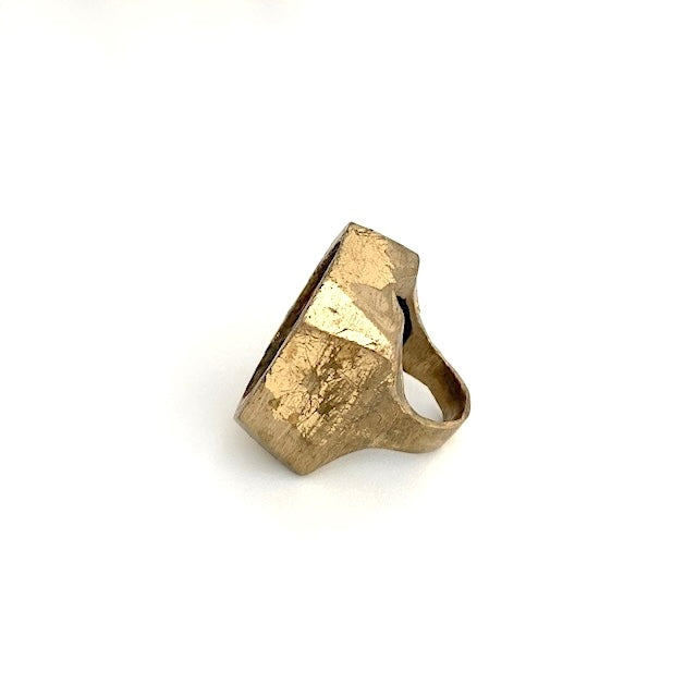Bague sculpturale rectangulaire en bronze patiné à la feuille d'or et plaque ovale de métal rouillé.