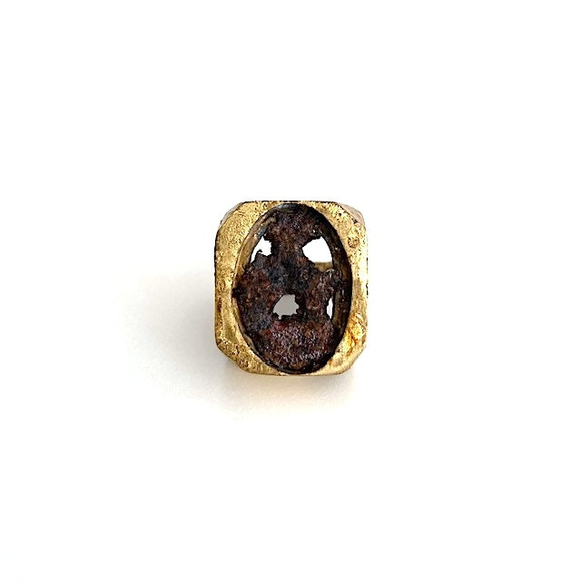 Grande bague rectangulaire en bronze patiné à la feuille d'or et plaque ovale de métal rouillé au centre.