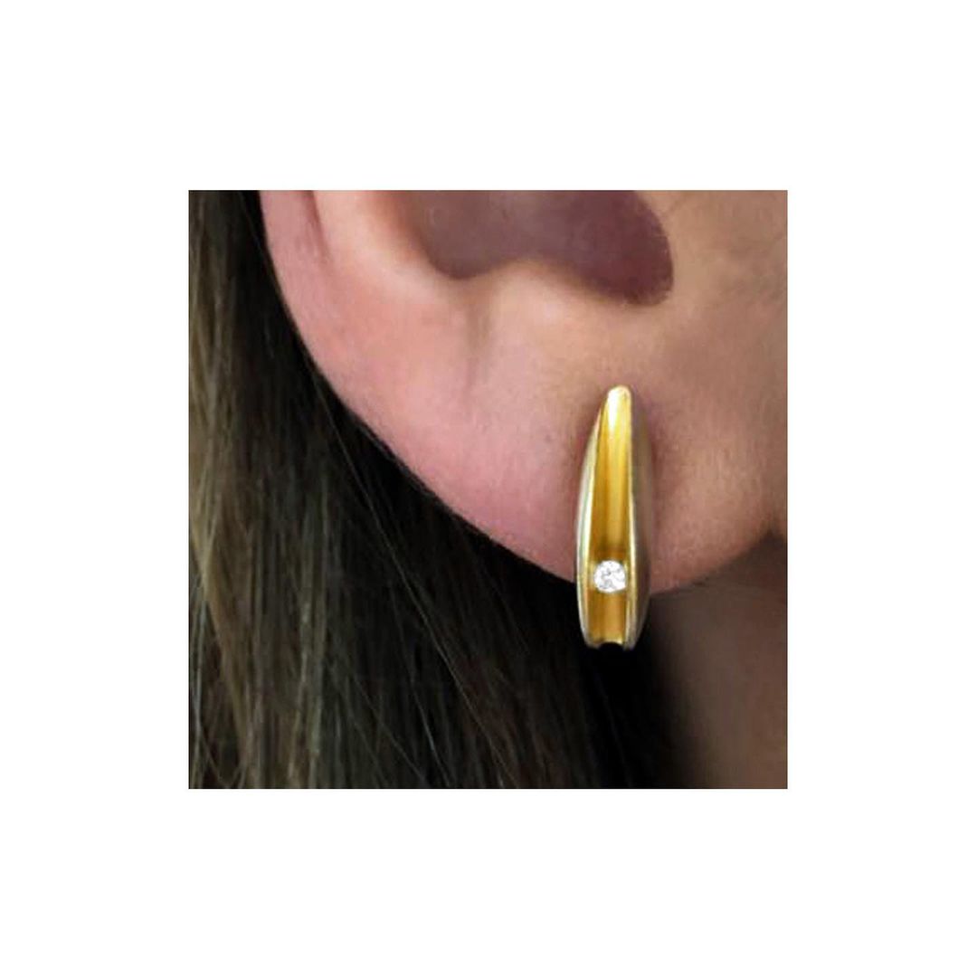 Petite boucle argent en forme de coquillages allongés, l'intérieur est plaqué or 22k avec 1 diamant. Boucle sur oreille.