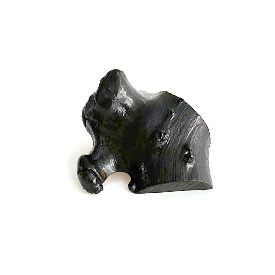 Broche noire sculptée et texturée avec des noeuds dans le bois.