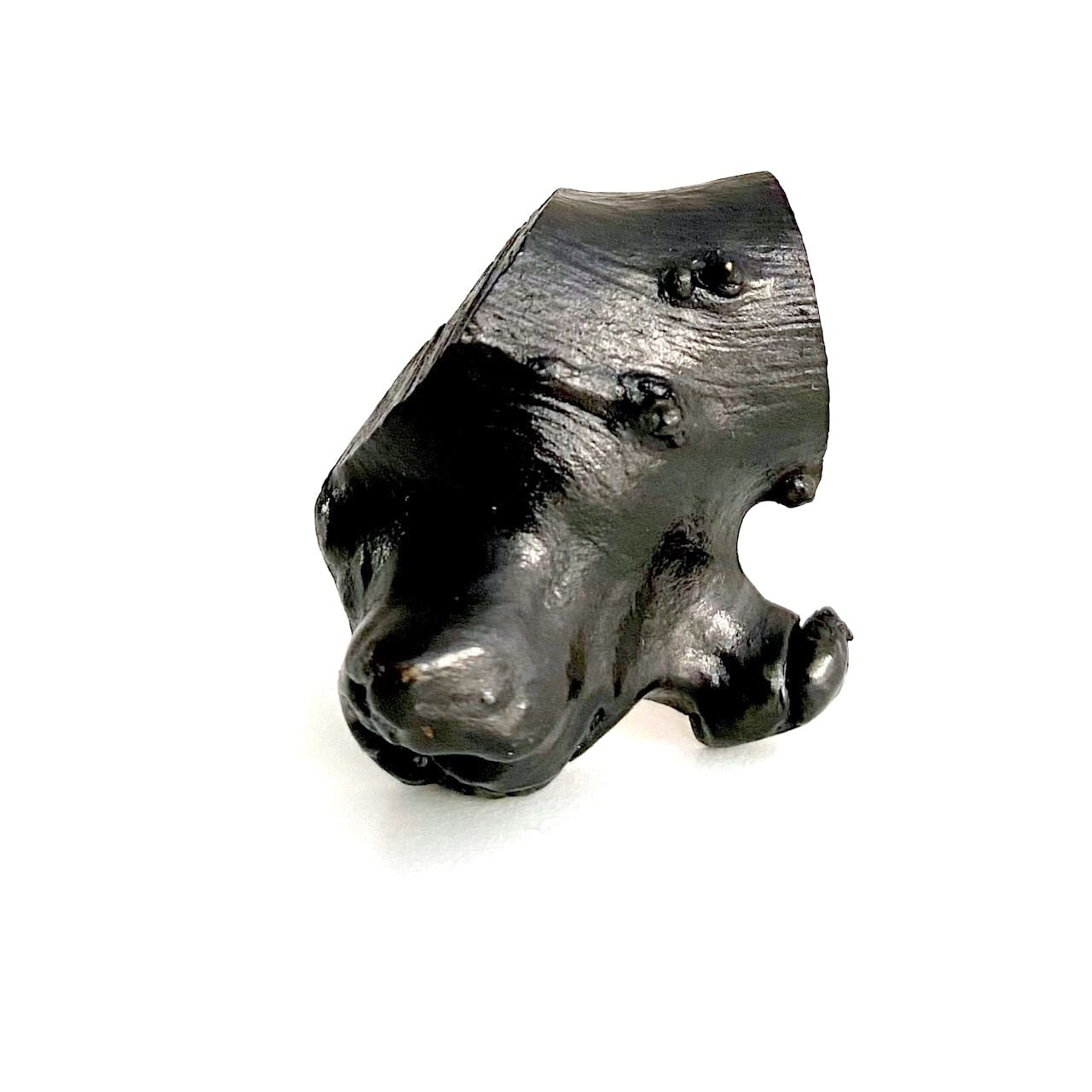 Broche noire texturée en bois brulé, sculptée avec des noeuds dans le bois.