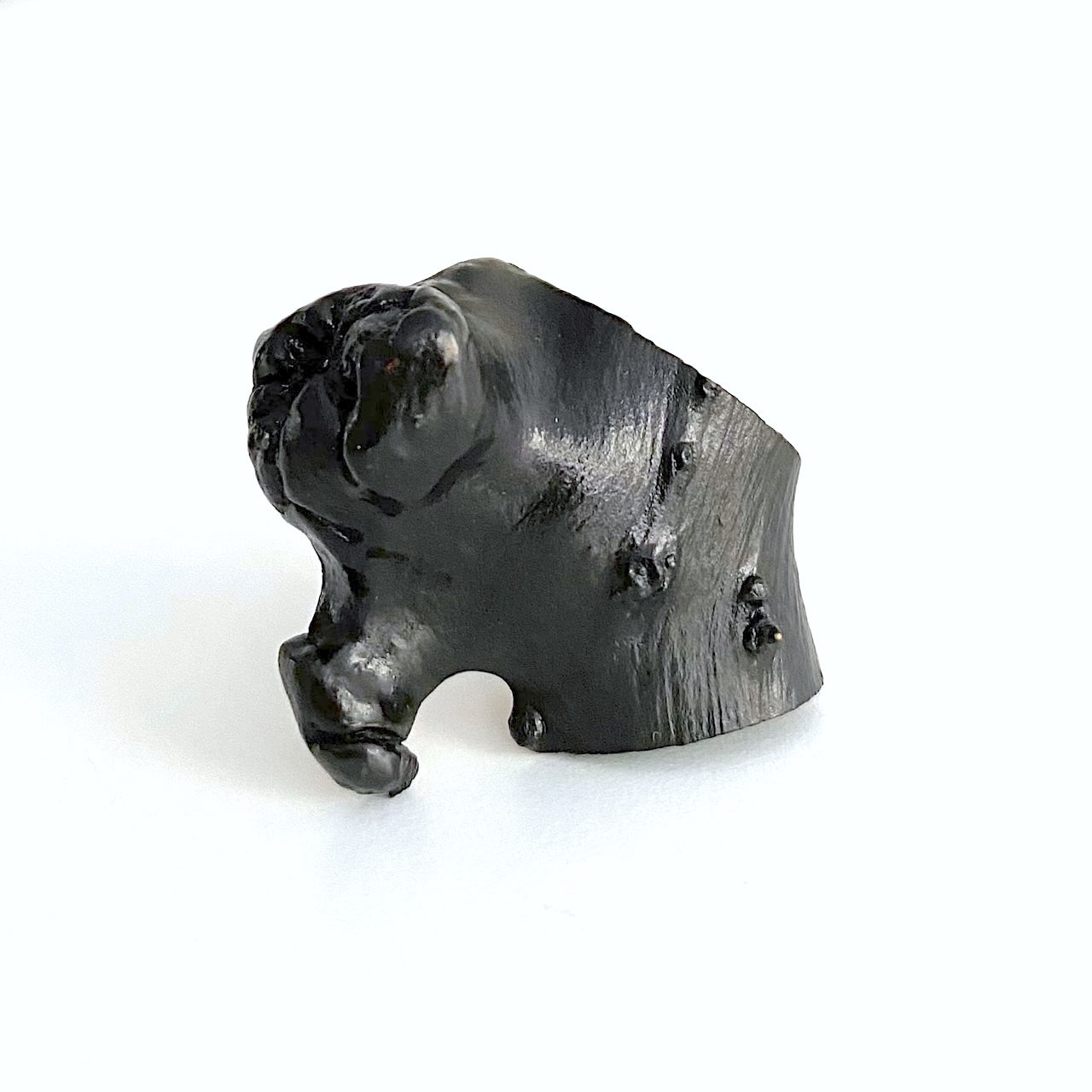 Broche noire texturée en bois brulé, sculptée avec des noeuds apparent dans le bois.