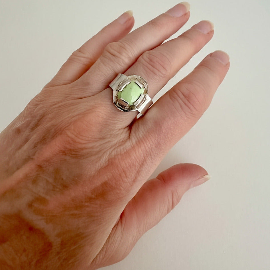 Bague contemporaine en forme de chevalière en argent avec un sertissage fragmenté mettant en valeur un Chrysoprase ovale vert tendre.