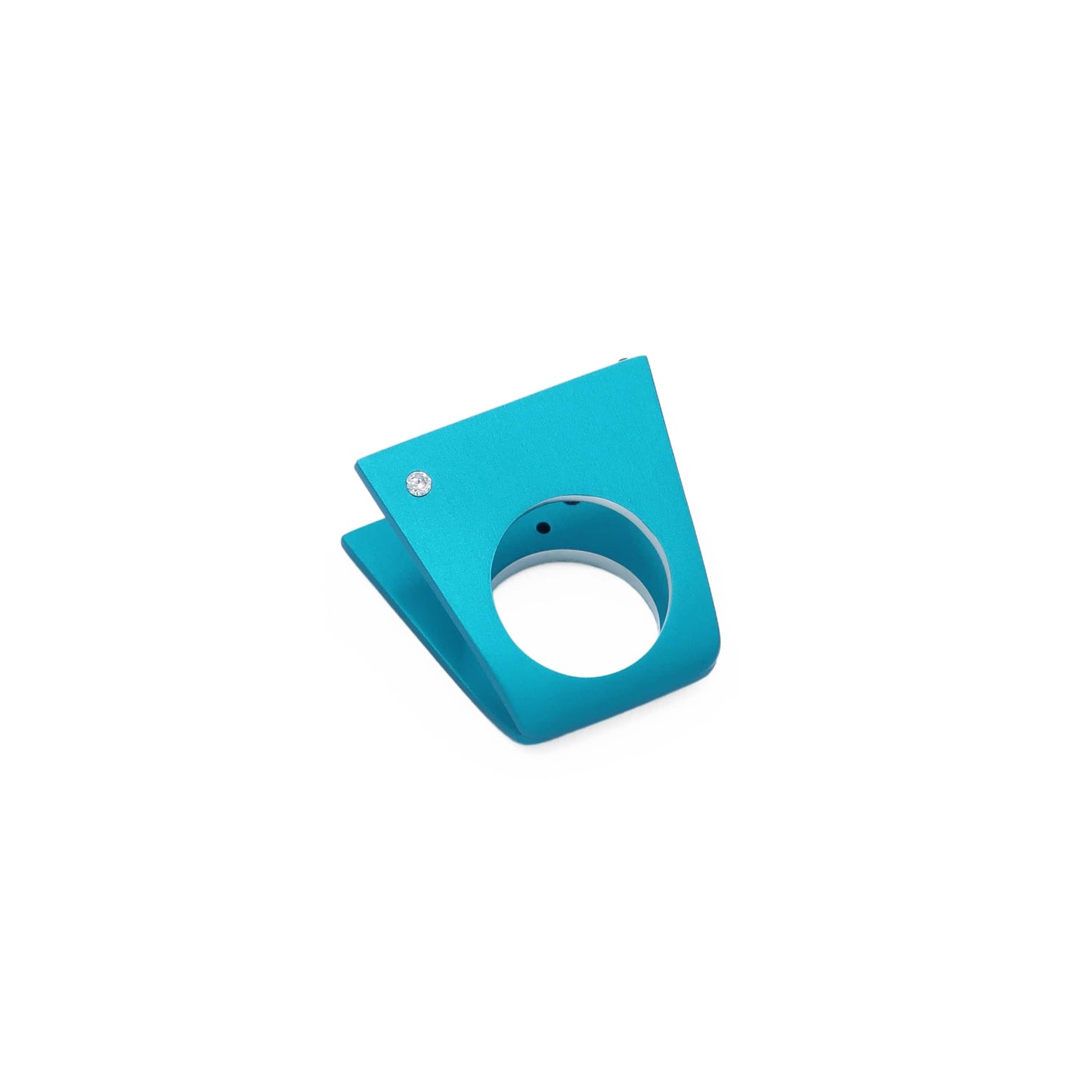 Bague géométrique en aluminium bleu turquoise . Composée de deux plaques chaque sertie de pierres gemmes de couleurs. Bague à plat, vue face ornée d'un diamant blanc.