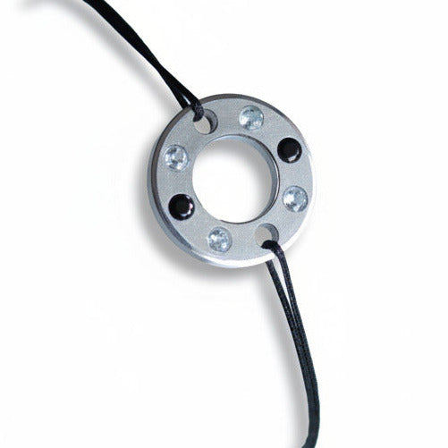 Bracelet Ready-Made composé d'une rondelle en aluminium argenté, sertie de quatre aigue-marines et deux spinelles noirs. Bracelet design et unisexe présenté sur lien de coton ciré.