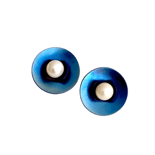 Boucles oreilles modernes perles de culture blanches soulignées par une coupole en titane bleu foncé sur un disque de titane bleu satiné légèrement plus clair