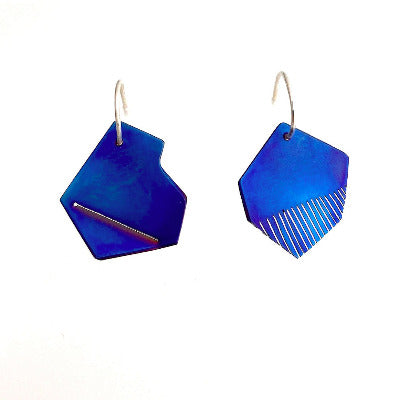 Boucles d'oreilles asymétriques en titane plié et scié bleu montées sur tiges argent forme créoles créées par Claire Wolfstirn
