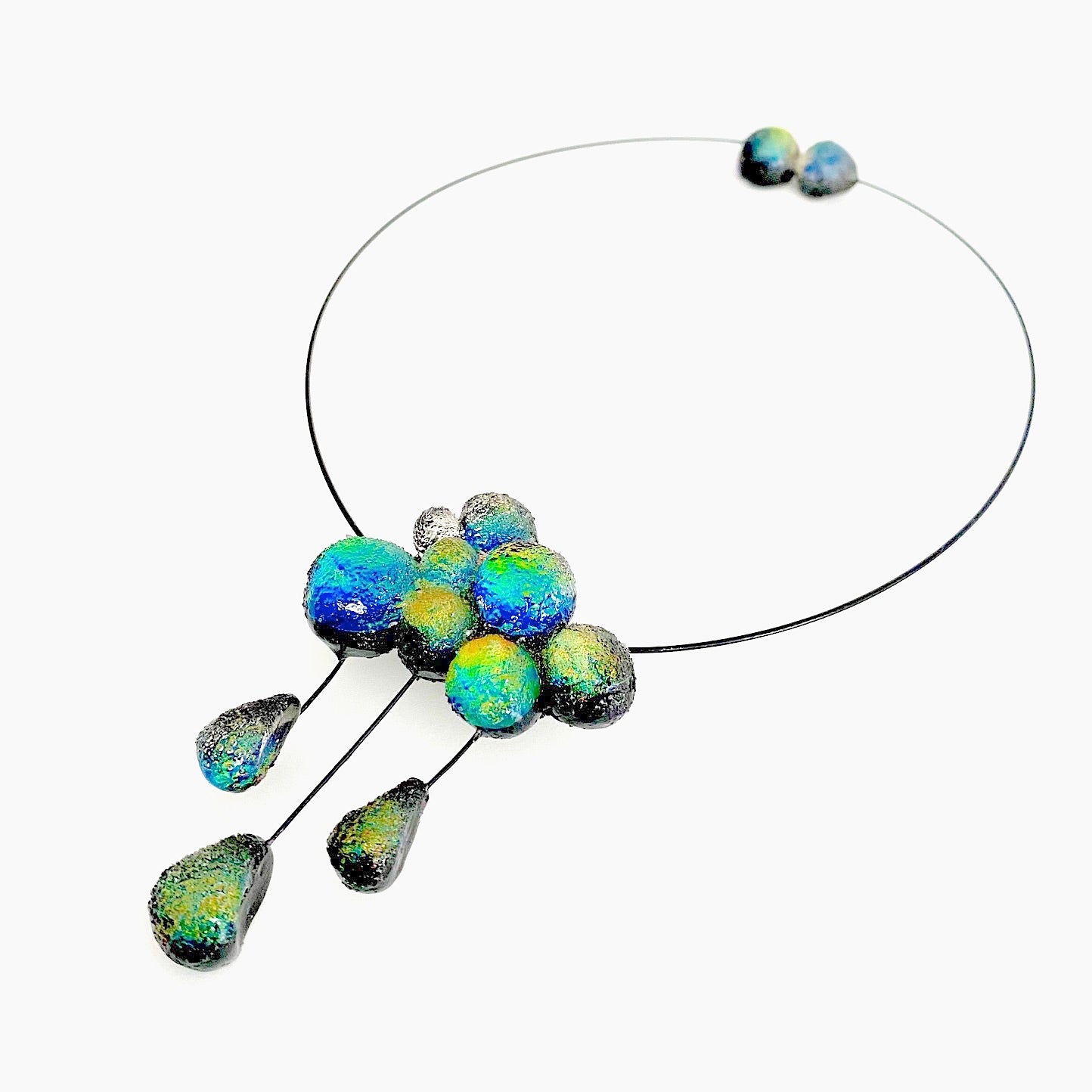 Collier nuage en résine noire irisée, trois gouttes de pluies suspendues. Bijou sur un câble noir. fermoir aimant. Bijoux de profil.