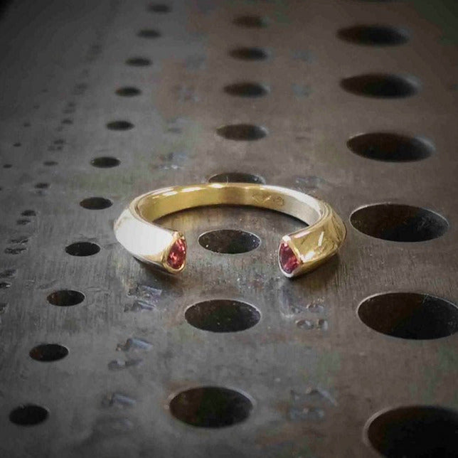 Bague ouverte au design moderne et délicat en or jaune 18k ornée de 2 tourmalines roses, tailles poire. Bijou contemporain signé Insolite Joaillerie.