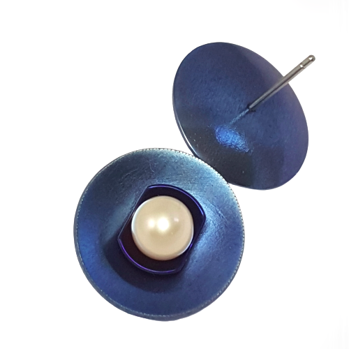 Boucles oreilles modernes perles de culture blanches soulignées par une coupole en titane bleu foncé sur un disque de titane bleu satiné légèrement plus clair
