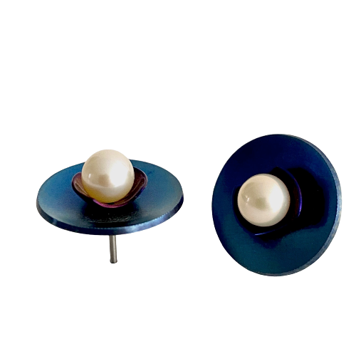 Boucles oreilles modernes perles de culture blanches soulignées par une coupole en titane bleu foncé sur un disque de titane bleu satiné légèrement plus clair