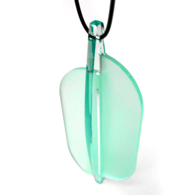 Pendentif acrylique couleur vert clair présenté sur lien de caoutchouc réglable noir
