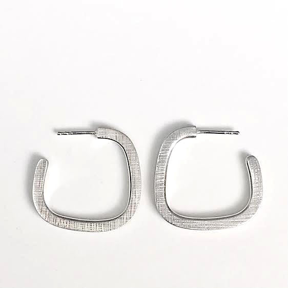 Boucles créoles carrées en argent brossé et strié
