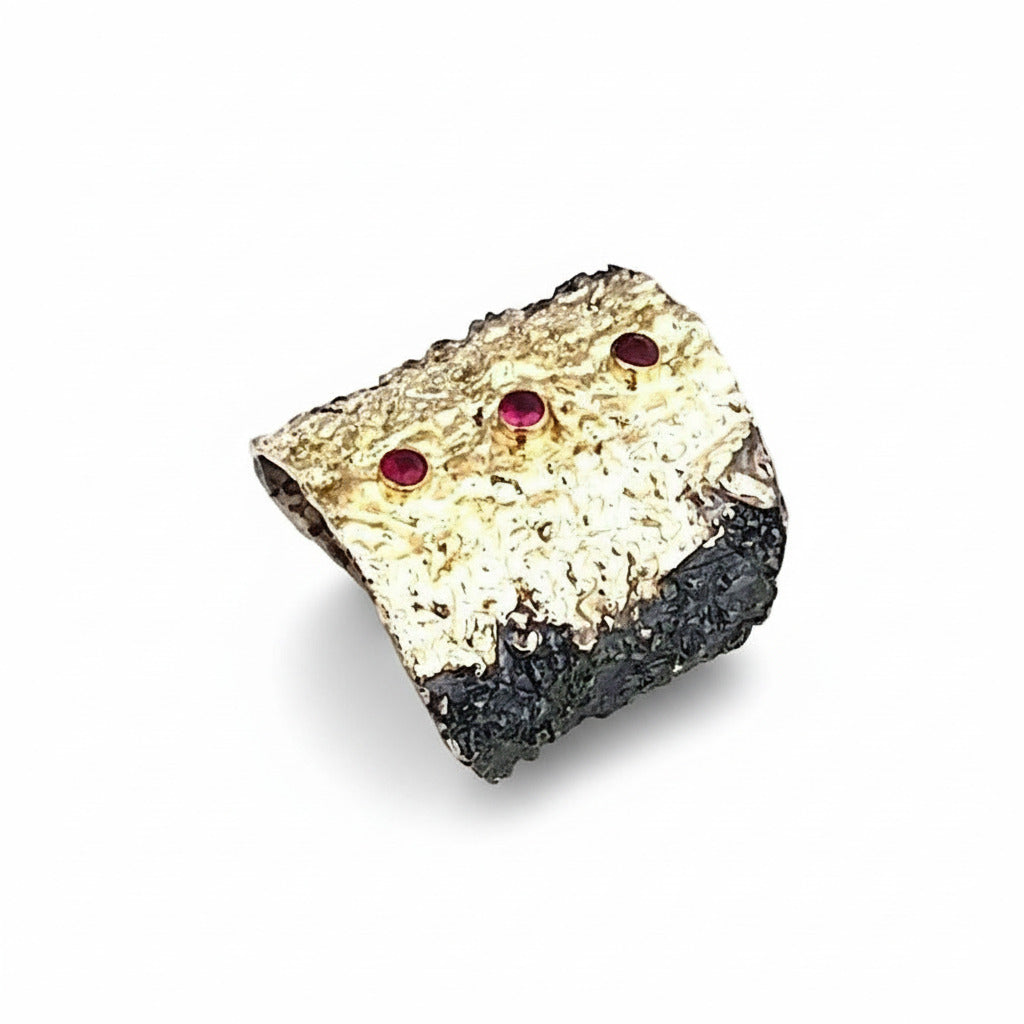 Large bague argent patiné et texturé, ornée une couche d'or jaune et 3 rubis.