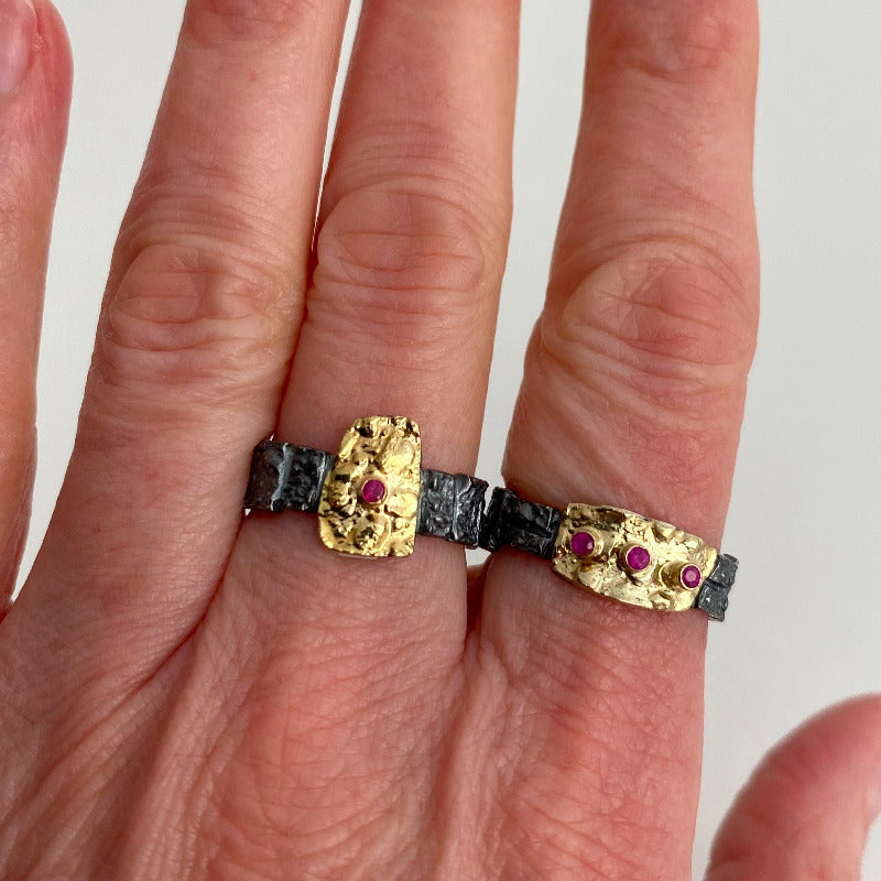 Deux bagues argent patiné et texturé, rehaussé d'or jaune et rubis.