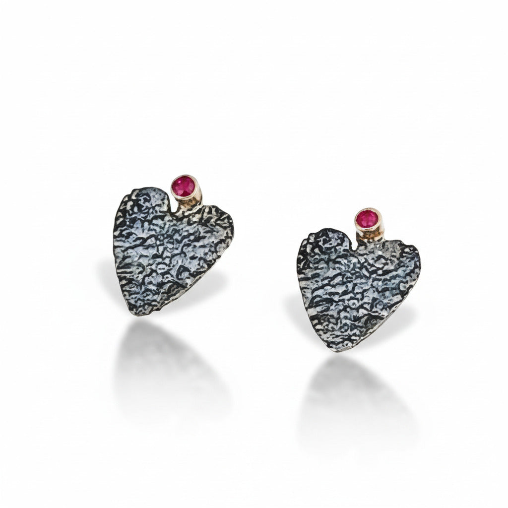 Clous d'oreilles formes coeur en argent patiné, texturé avec rubis
