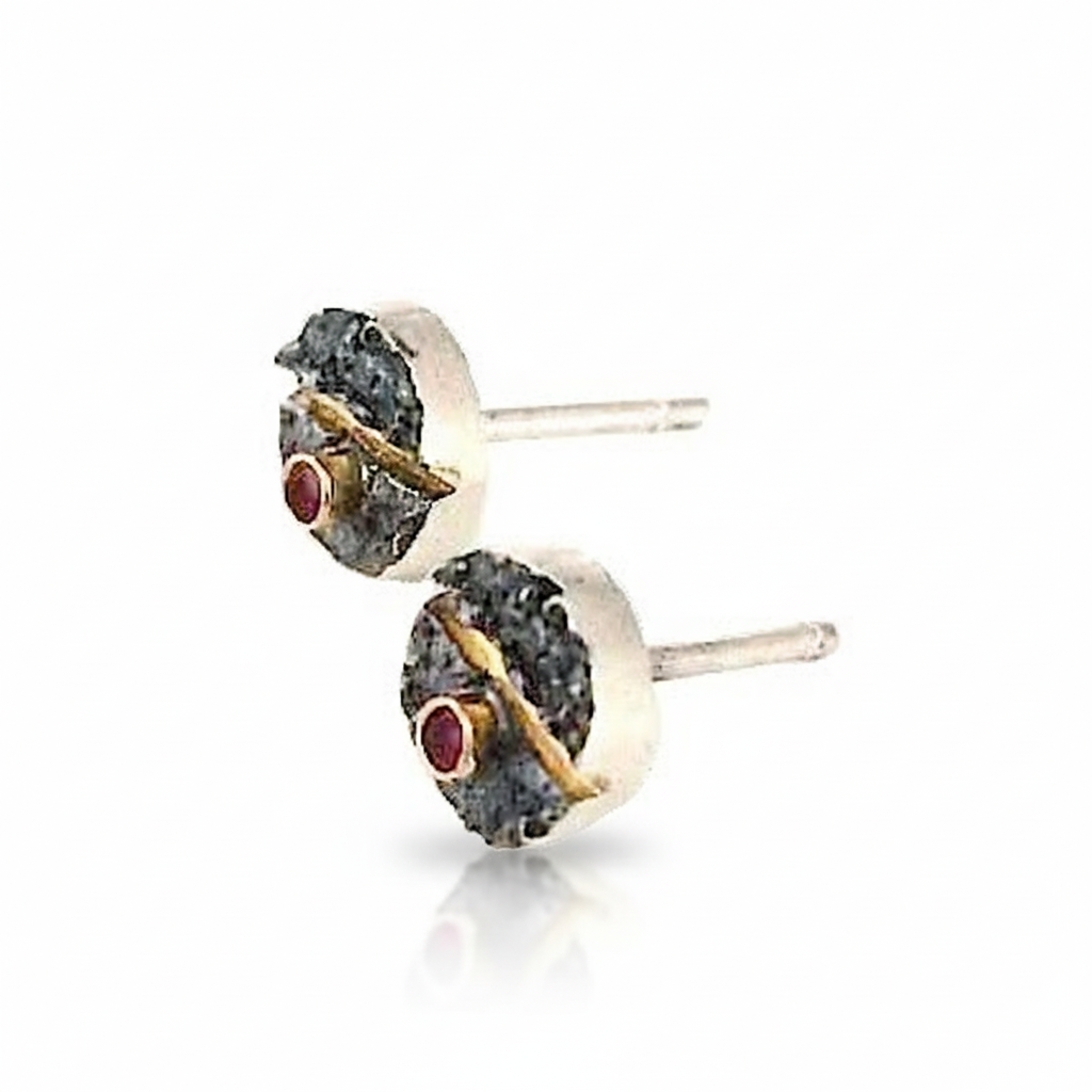 Boucles d'oreilles rondes avec rubis en argent patiné, traversées d'une ligne or jaune.