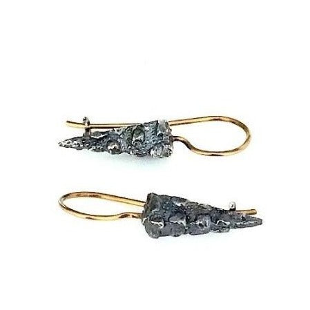 Boucles dormeuses composées d'un petit cône en argent patiné, texturé, présenté sur une tiges en or jaune.