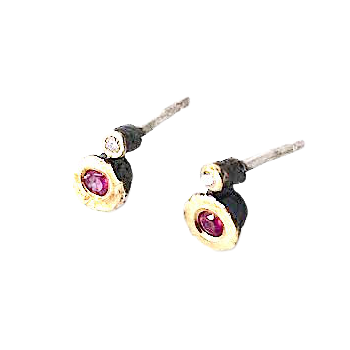 Clous d'oreilles minimalistes ronds en argent patiné, or jaune sertis d'un rubis et diamant taille brilliant.