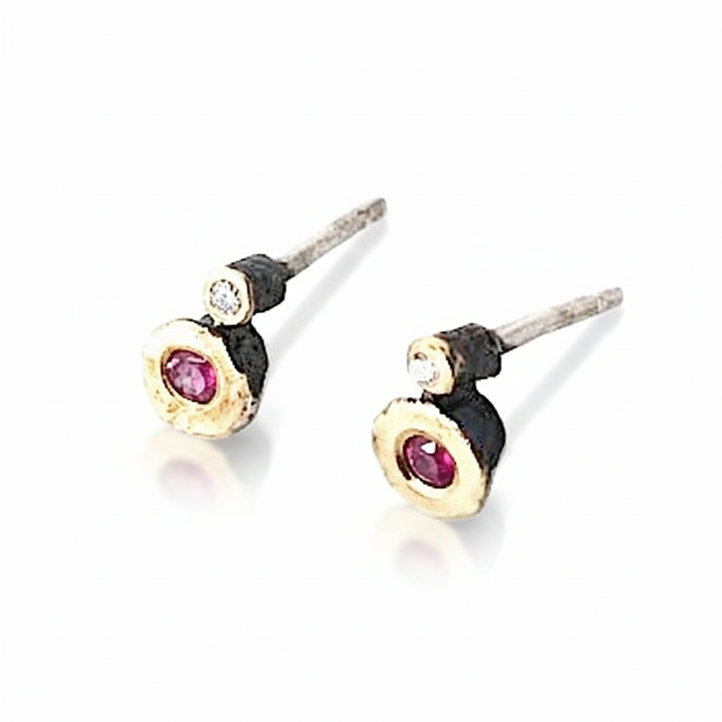 Clous d'oreilles minimalistes ronds en argent patiné, or jaune sertis d'un rubis et diamant taille brilliant.