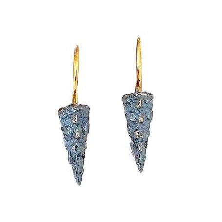 Boucles dormeuses composées d'un petit cône en argent patiné, texturé, présenté sur une tiges en or jaune. Fermeture crocet.