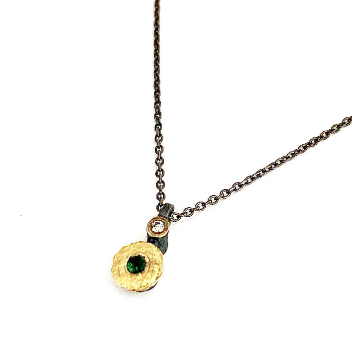 Pendentif argent patiné et or jaune serti d'un grenat vert appelé tsvarovite et d'un diamant taille brillant.