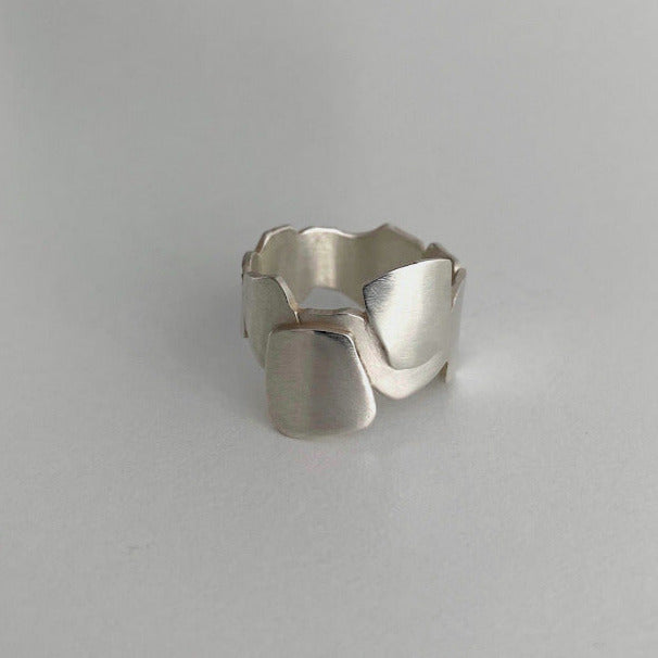 Bague géométrique en argent brossé formée de carrés irréguliers