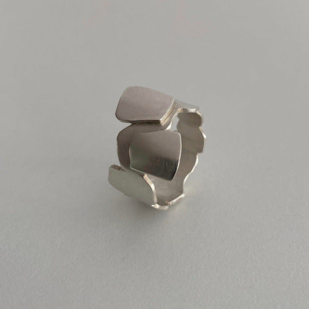 Bague géométrique en argent brossé formée de carrés irréguliers