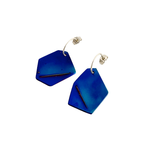 Boucles d'oreilles géométriques en titane bleu montées sur tige d'argent forgée en forme de créoles