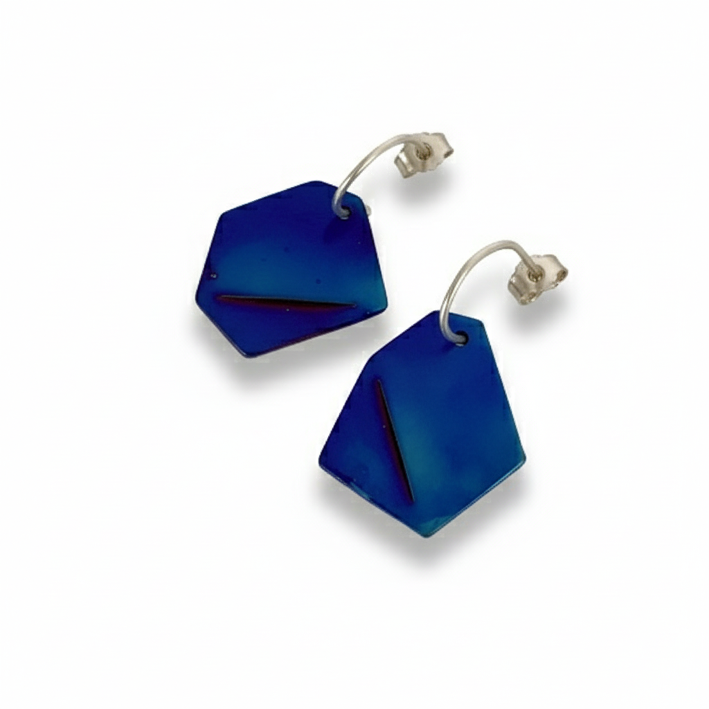 Boucles d'oreilles géométriques en titane bleu montées sur tige d'argent forgée en forme de créoles, sur fond blanc