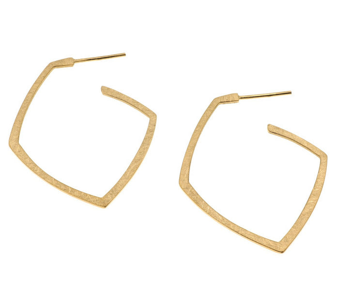 Boucles d’oreille créoles contemporaines sur fond blanc en argent plaqué or jaune texturé