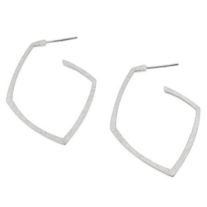 Boucles d'oreilles créoles contemporaines sur fond blanc en argent texturé