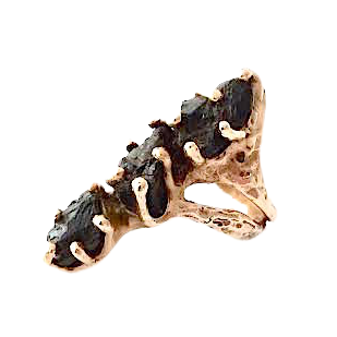 Bague bronze forme allongée sertie de 3 tourmalines noires.