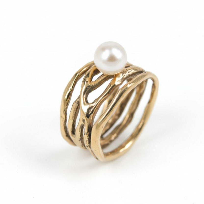 Bague bronze anneaux irréguliers entrelacés, soudés à la base et perle de culture blanche sur le dessus