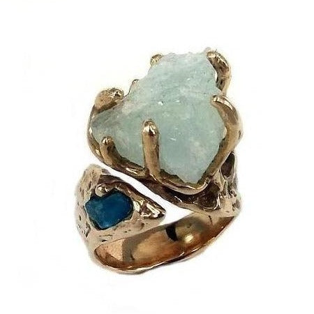 Bague sculpture ouverte en bronze avec aigue-marine et apatite bleu, serti griffes.