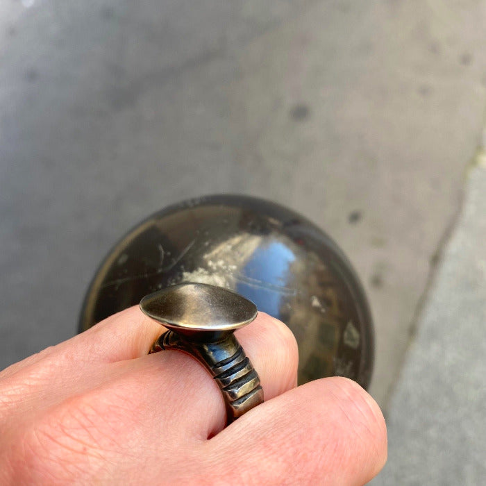 Bague sculpturale en argent forgé et patiné noir. pièce d'artiste, série "Africa inside me"