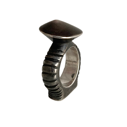 Bague sculpturale en argent forgé et patiné noir. pièce d'artiste, série "Africa inside me"