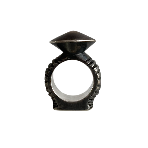 Bague sculpturale en argent forgé et patiné noir. pièce d'artiste, série "Africa inside me"